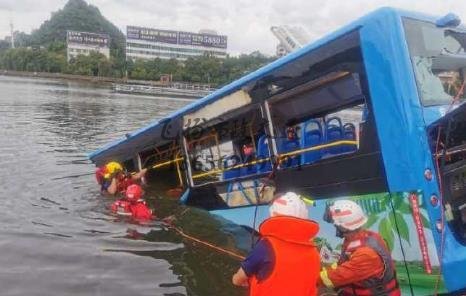 貴州安順公交墜湖瞬間,猛轉向越過5股車道撞破護欄！